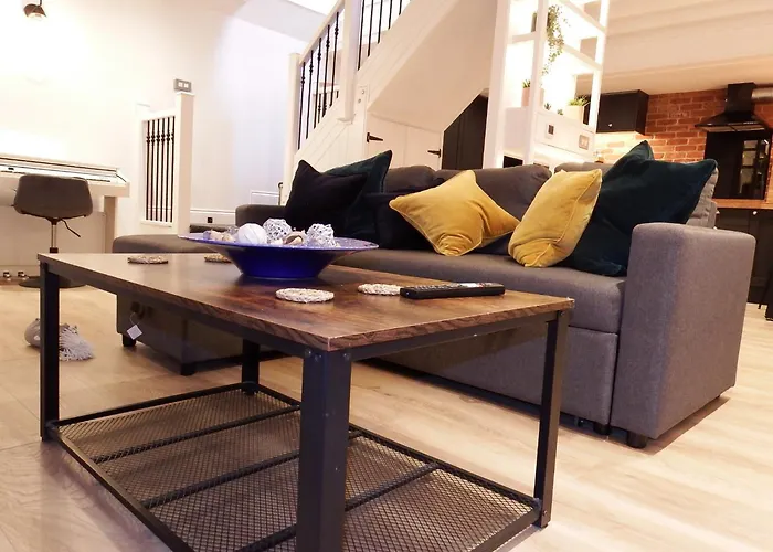 Newly Renovated Stunning Warehouse